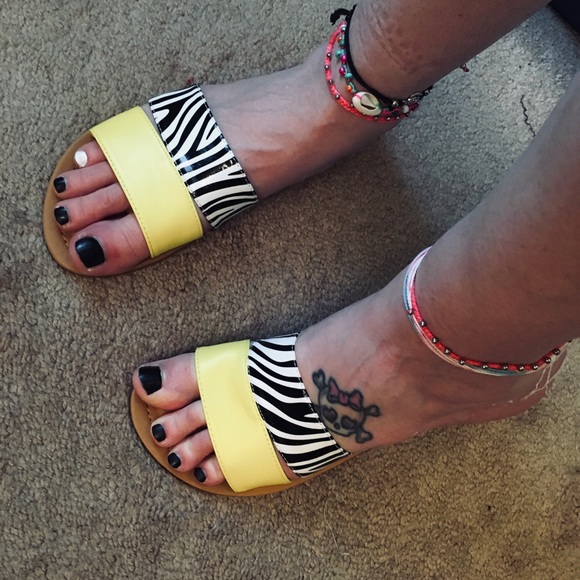 NEW CUTE ZEBRA YELLOW SLIDES - Picture 3 of 3